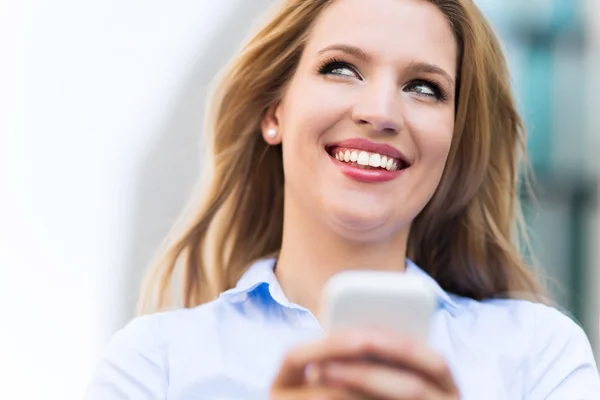 Businesswoman pomocí mobilního telefonu — Stock fotografie