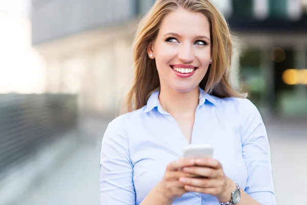 Zakenvrouw die mobiele telefoon gebruikt — Stockfoto