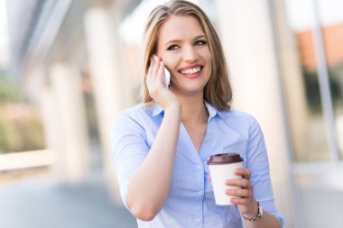 Cep telefonu kullanan iş kadını