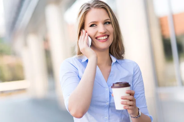 Donna d'affari che utilizza il telefono cellulare — Foto Stock