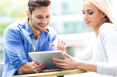 genç bir çift dijital tablet kullanma