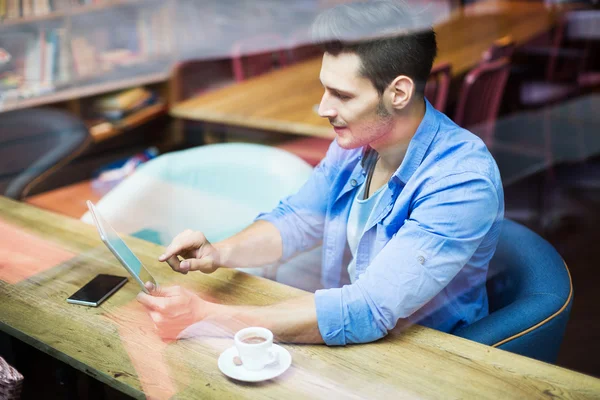 デジタル タブレットを使用してのカフェで男 — ストック写真