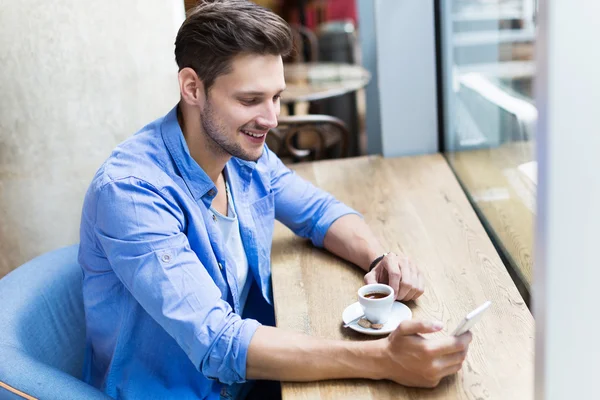 Homme utilisant la tablette numérique au café — Photo