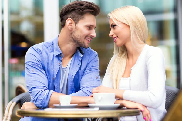 Coppia giovane al caffè — Foto Stock