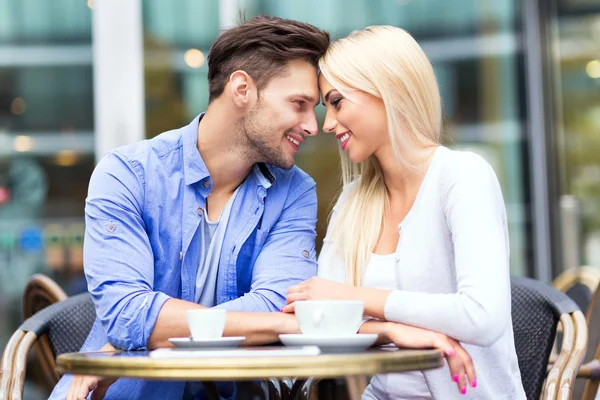 Jeune couple au café — Photo