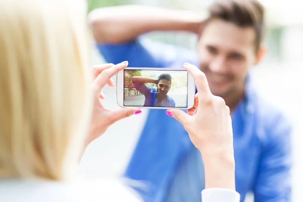 Casal tirando foto com smartphone — Fotografia de Stock