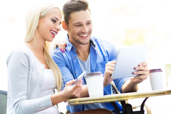 Couple using laptop — Stock Photo, Image