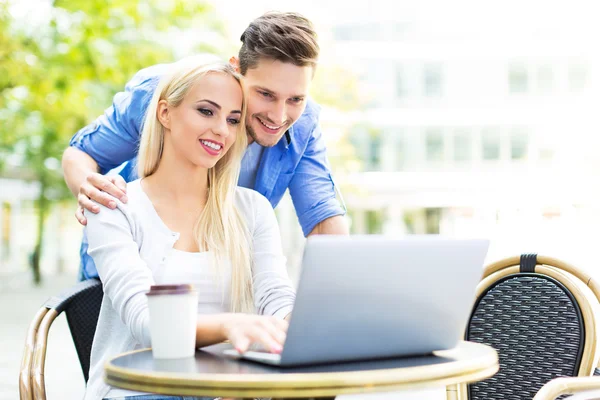 Casal usando laptop — Fotografia de Stock