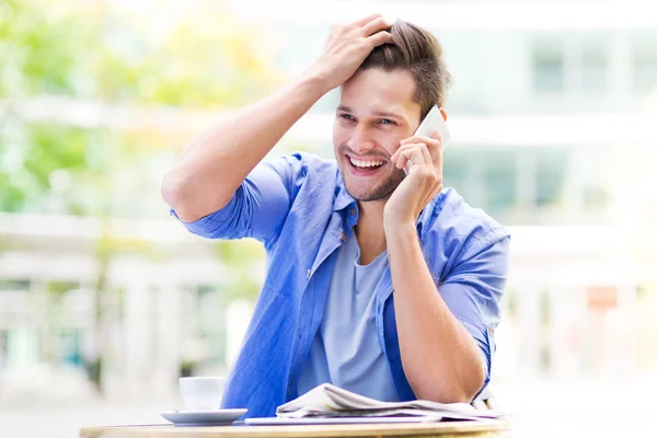 Giovane utilizzando il telefono cellulare all'aperto — Foto Stock