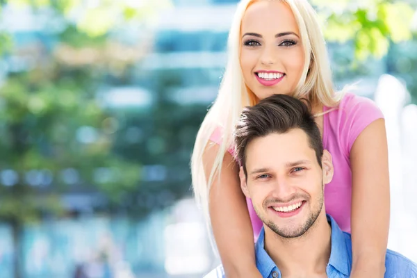 Glückliches junges Paar im Freien — Stockfoto