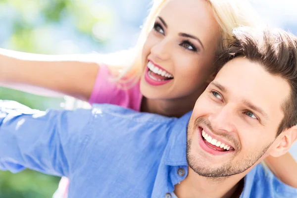 Feliz joven pareja al aire libre — Foto de Stock