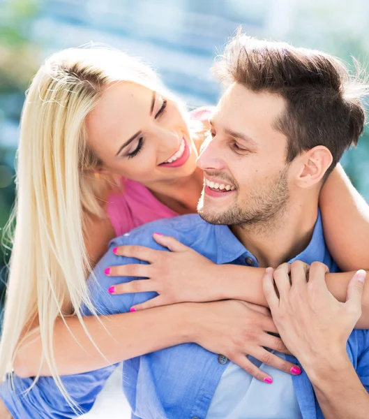 Feliz joven pareja al aire libre —  Fotos de Stock