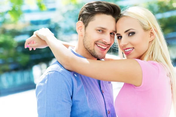 Glückliches junges Paar im Freien — Stockfoto