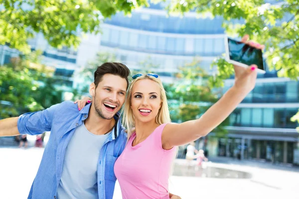 Couple taking photo with smartphone — Stock Photo, Image