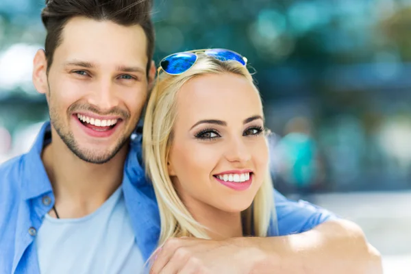 Feliz joven pareja al aire libre — Foto de Stock