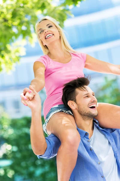 Joyeux jeune couple en plein air — Photo