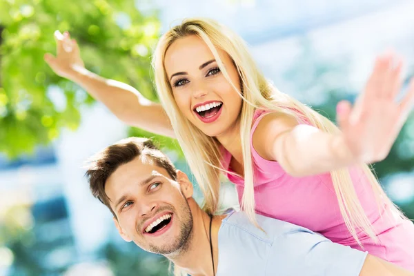 Feliz joven pareja al aire libre —  Fotos de Stock