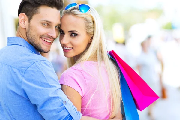 Casal jovem compras — Fotografia de Stock