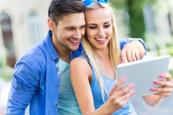 Молода пара використовує цифровий планшет — стокове фото
