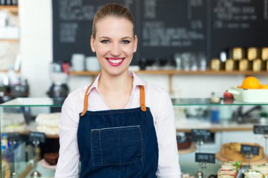 Kafede çalışan bir kadın.