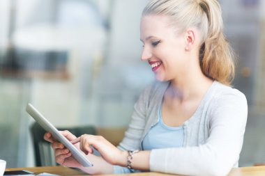 Café'de cep telefonu kullanan kadın
