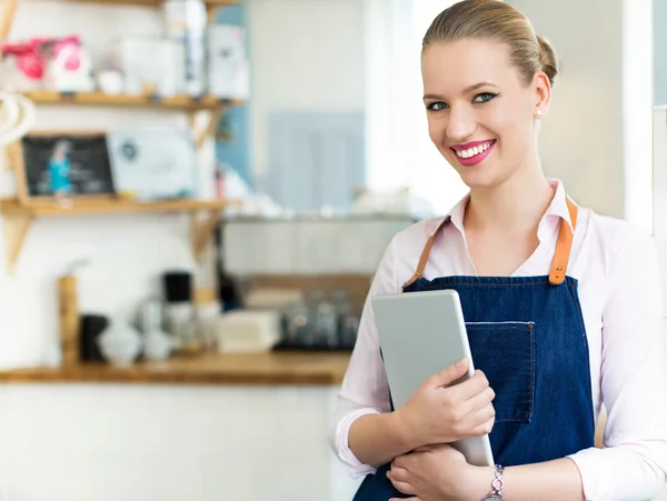 Mujer trabajando en la cafetería — Foto de Stock