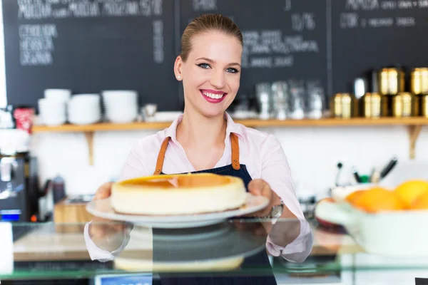 Kvinna som arbetar på kafé — Stockfoto