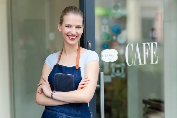 Mulher em pé na frente do café — Fotografia de Stock