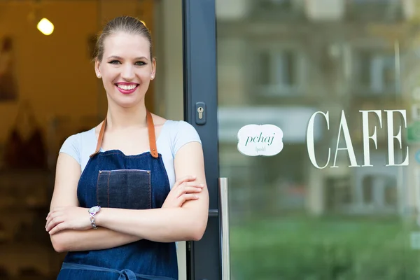 Donna in piedi davanti alla caffetteria — Foto Stock