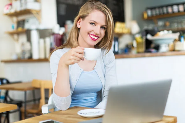 Woman drinking coffee at cafe — Stock Photo, Image