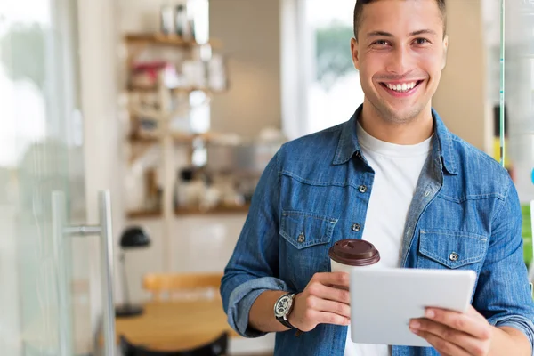 Joven en la cafetería — Foto de Stock