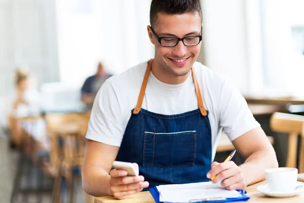 Hombre trabajando en una cafetería —  Fotos de Stock