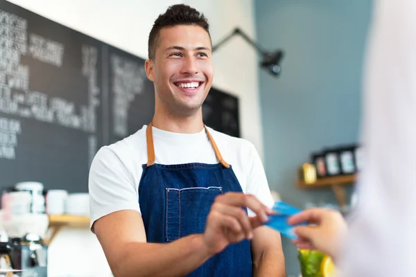 Homme travaillant dans un café — Photo