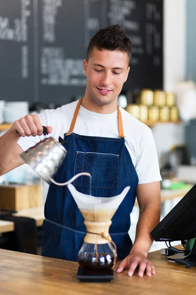 Hombre trabajando en una cafetería —  Fotos de Stock