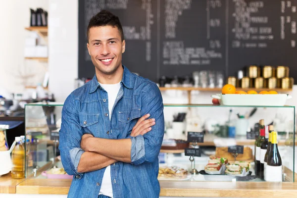 Gurur genç Kafe sahibi