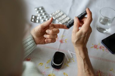 Evde Glikoz Ölçer 'den Kan Şekeri Değerlerini Kontrol Eden Kıdemli Kadın