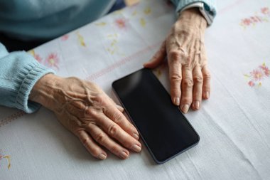 Üst düzey kadın evde akıllı telefon kullanma