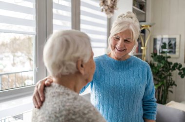 Huzurevinde bakıcısı olan yaşlı bir kadın.