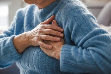 Göğüs Ağrısı Çeken Yaşlı Kadın