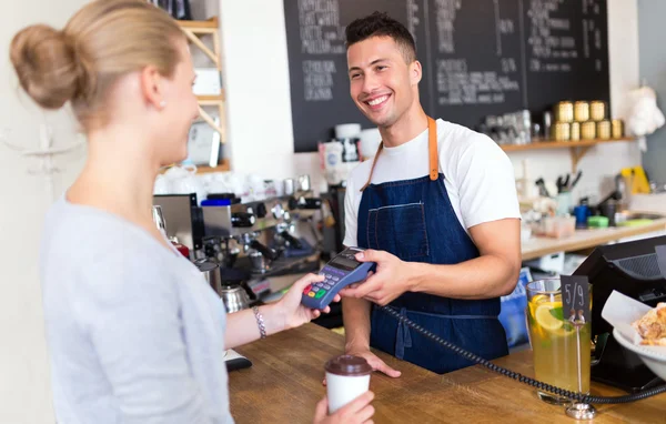 Barista som betjänar kunden i kafé — Stockfoto