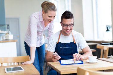 Café'de çalışan çift