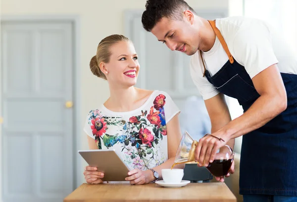 Kellner bedient Kunden im Café — Stockfoto