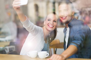 Bir selfie smartphone ile çekici çift