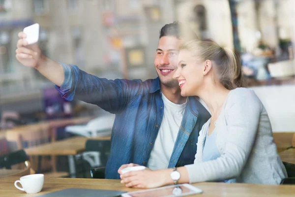 Casal tirando uma selfie com smartphone — Fotografia de Stock