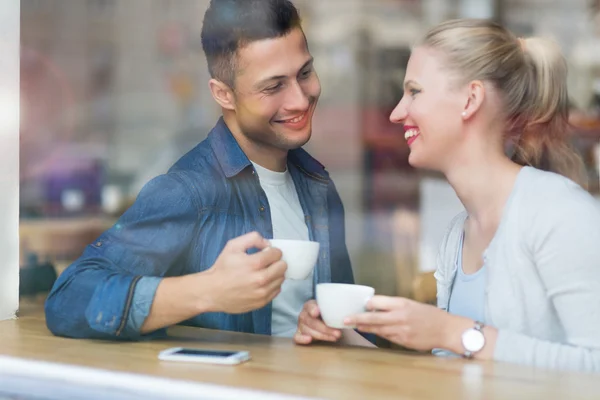 Coppia bere caffè in caffè — Foto Stock