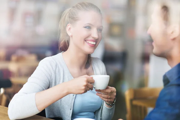 Pareja bebiendo café en la cafetería —  Fotos de Stock