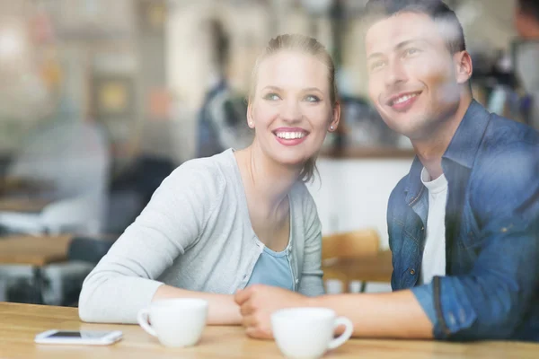 Paar trinkt Kaffee im Café — Stockfoto