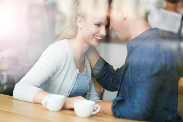 情侣们在咖啡店喝咖啡 — 图库照片