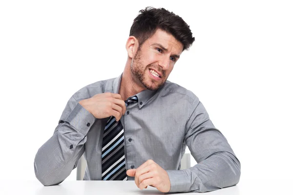 Бізнесмен розхитує краватку — стокове фото