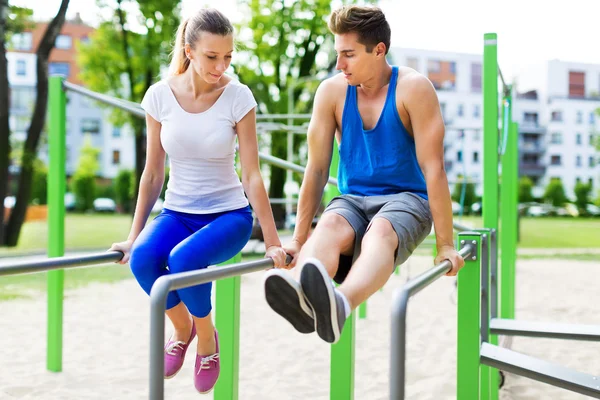 Jeune couple de formation en plein air — Photo